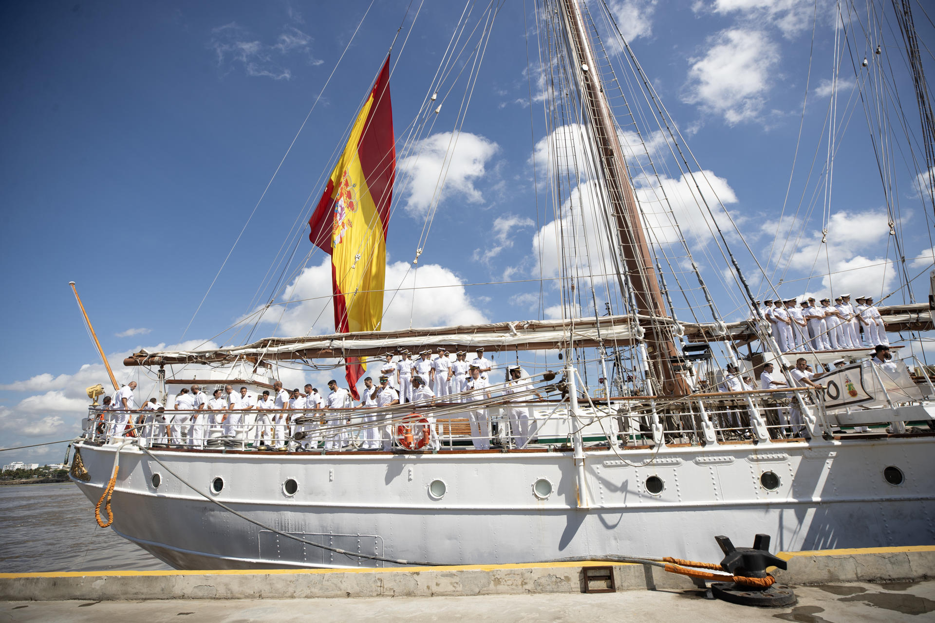 Vista general de la popa del buque escuela de la Armada española Juan Sebastián de Elcano, con decenas de marinos formados que hacen parte de su tripulación, este miércoles, 21 de mayo, en Santo Domingo (República Dominicana). EFE/Orlando Barría