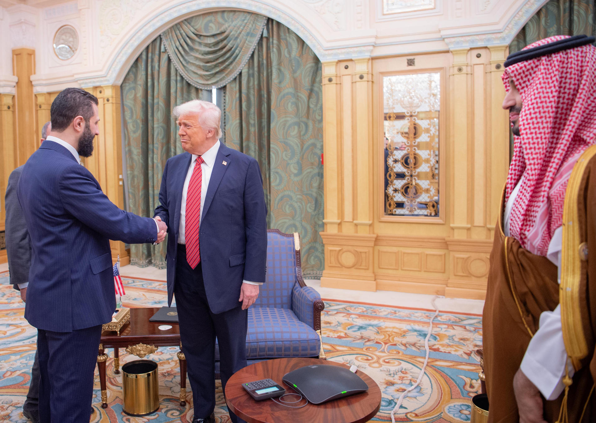 El presidente de Estados Unidos, Donald Trump, se reunió este miércoles con el presidente interino de Siria, Ahmed al Sharaa (i), durante más de media hora después de que el martes anunciara el levantamiento de todas las sanciones al nuevo gobierno de Damasco para darles "una oportunidad para ser grandes". EFE/Saudi Press Agency  -SOLO USO EDITORIAL/SOLO DISPONIBLE PARA ILUSTRAR LA NOTICIA QUE ACOMPAÑA (CRÉDITO OBLIGATORIO)-