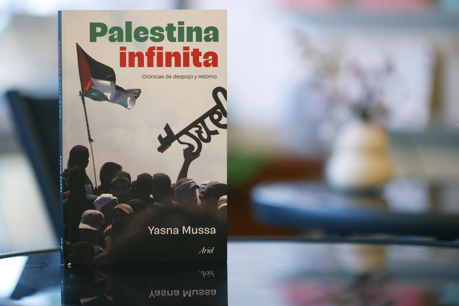 Fotografía del libro ‘Palestina Infinita’, de la periodista chilena-palestina Yasna Mussa, en Santiago (Chile). EFE/ Elvis González