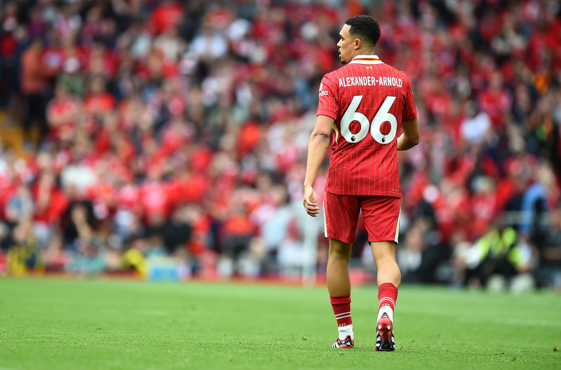 Alexander-Arnold, en un momento del partido. EFE/EPA/PETER POWELL.