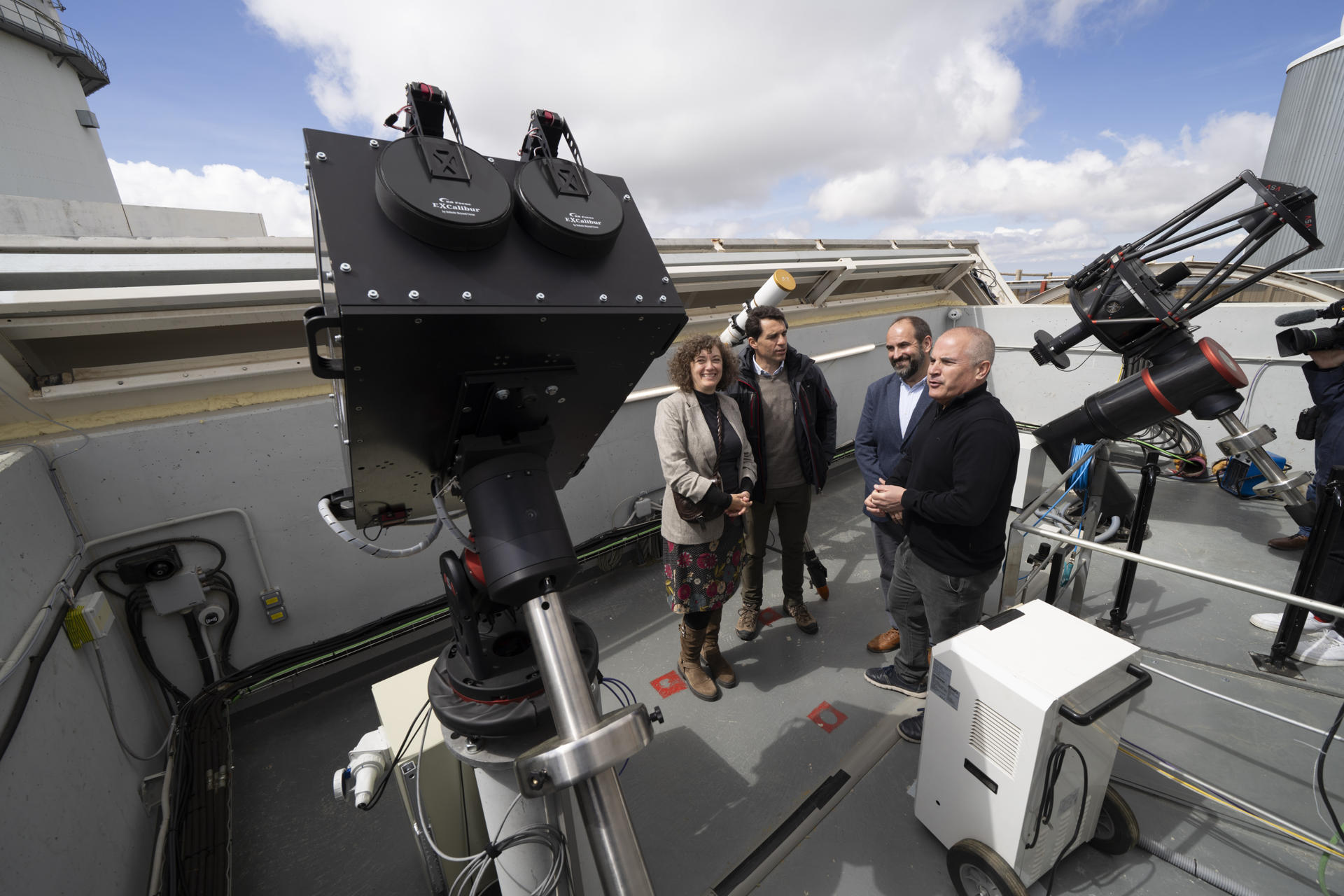 La Agencia Espacial Europea (ESA) dirigirá los primeros pasos de su misión espacial 'Arrakihs', destinada a la recopilación de datos para la investigación de la materia oscura, en el Observatorio Astrofísico de Javalambre (OAJ), en Teruel, desde donde contemplará su comportamiento gracias a la réplica de una cámara binocular que lanzarán en 2030. En la foto, (I A D), Biuse Casaponsa, directora oficina proyecto Arrakihs; Javier Cenarro, director CEFCA; Patricio Vielva, director IFCA y Antonio Marín-Franch, director Observatorio Astrofísico de Javalambre. EFE/Antonio Garcia