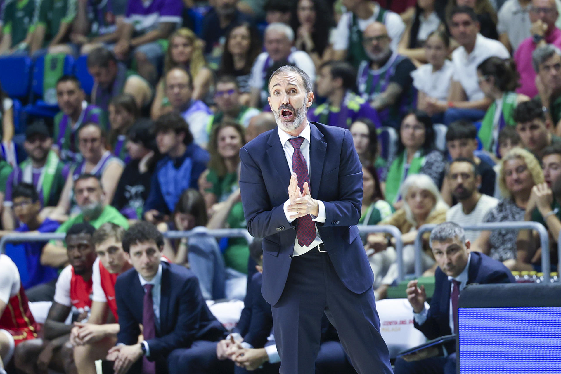 El entrenador del UCAM Murcia, Sito Alonso, durante un momento del partido de baloncesto de Liga Endesa (ACB) que enfrenta al Unicaja y al UCAM Murcia en el Palacio de los Deportes Jose María Martín Carpena de Málaga. EFE/Daniel Pérez