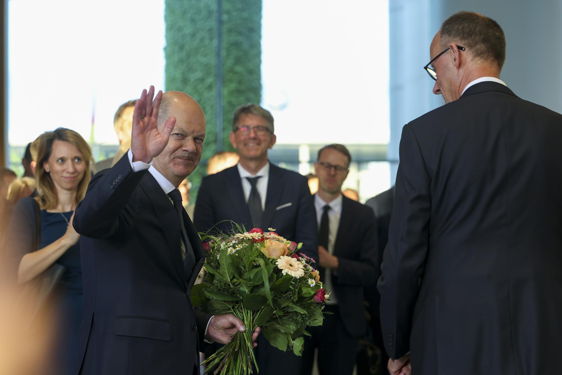 El recién elegido canciller alemán Friedrich Merz (D) y su predecesor Olaf Scholz (I) asisten a una ceremonia de traspaso de poderes en la Cancillería en Berlín, Alemania, el 06 de mayo de 2025. Se espera que el nuevo gobierno alemán esté formado por los partidos de la Unión de la Unión Demócrata Cristiana (CDU) y la Unión Social Cristiana (CSU) y el socio de coalición Partido Socialdemócrata (SPD). (Alemania) EFE/EPA/FILIP SINGER