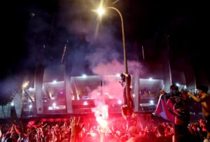 Hinchas del PSG en París.EFE/EPA/CHRISTOPHE PETIT TESSON