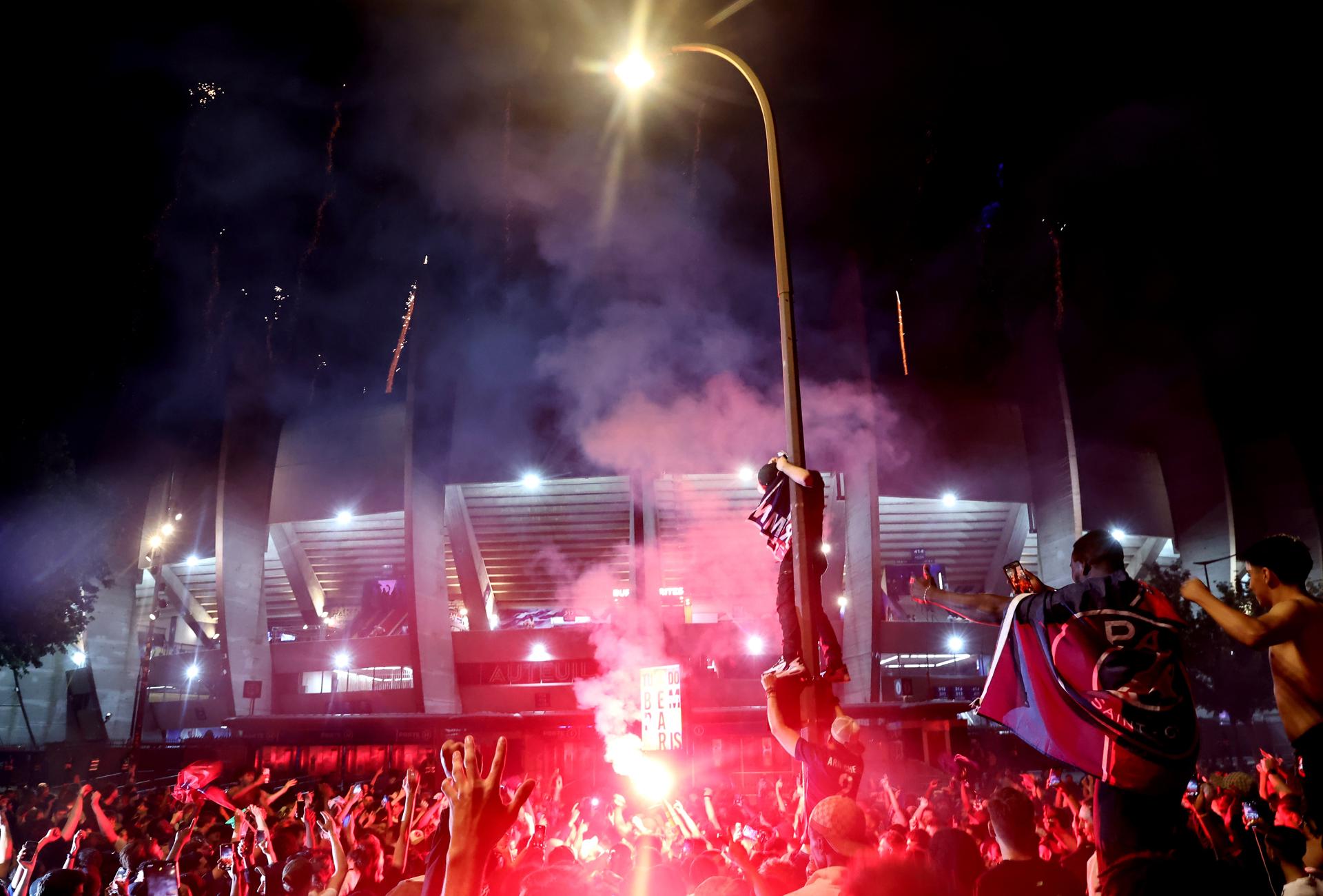 Hinchas del PSG en París.EFE/EPA/CHRISTOPHE PETIT TESSON