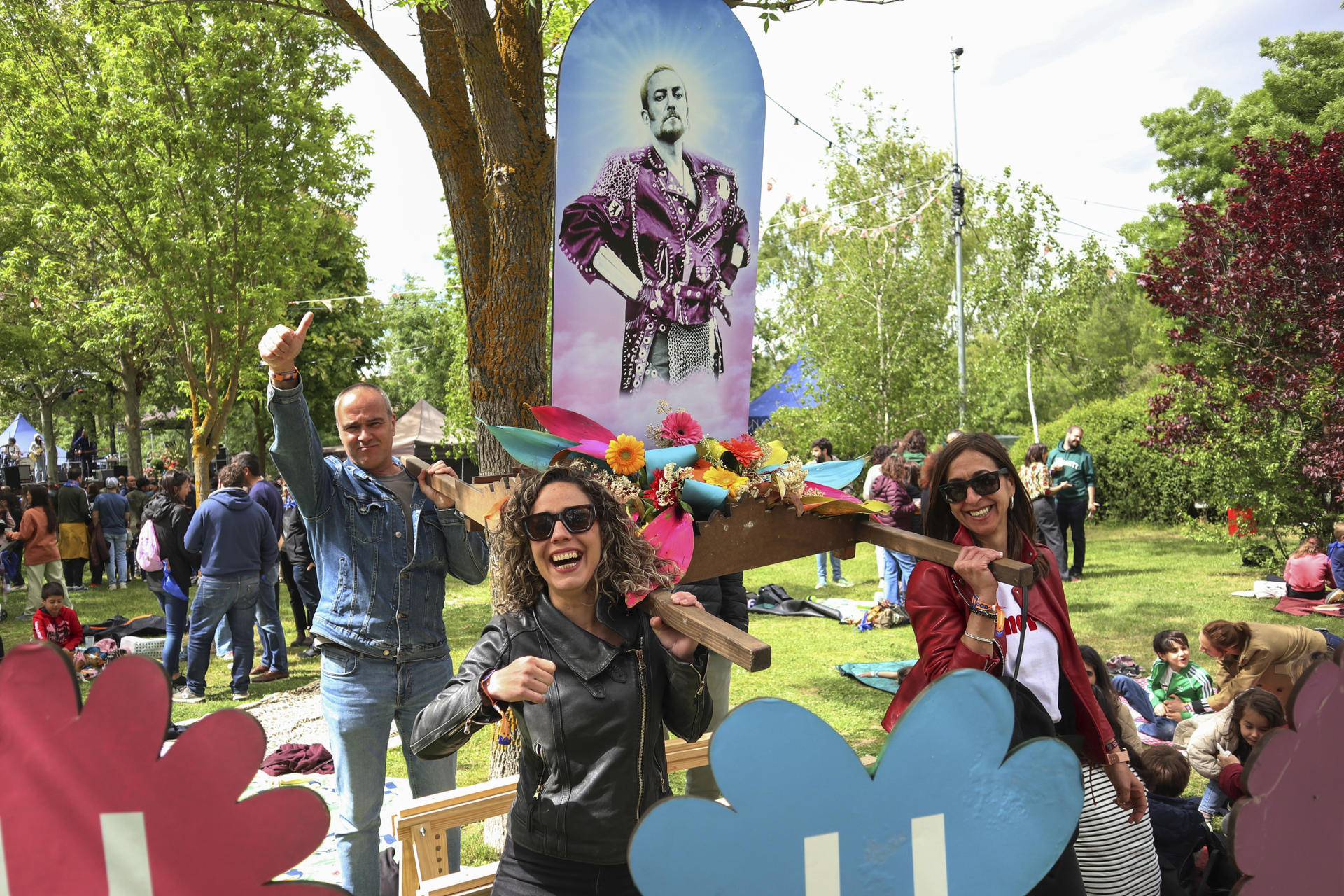 Fotografía de un momento de la tercera edición del Festival Hurra! Romería Pop, en el que se rinde homenaje a Tino Casal este sábado, en Zamora. EFE/ Mariam A. Montesinos