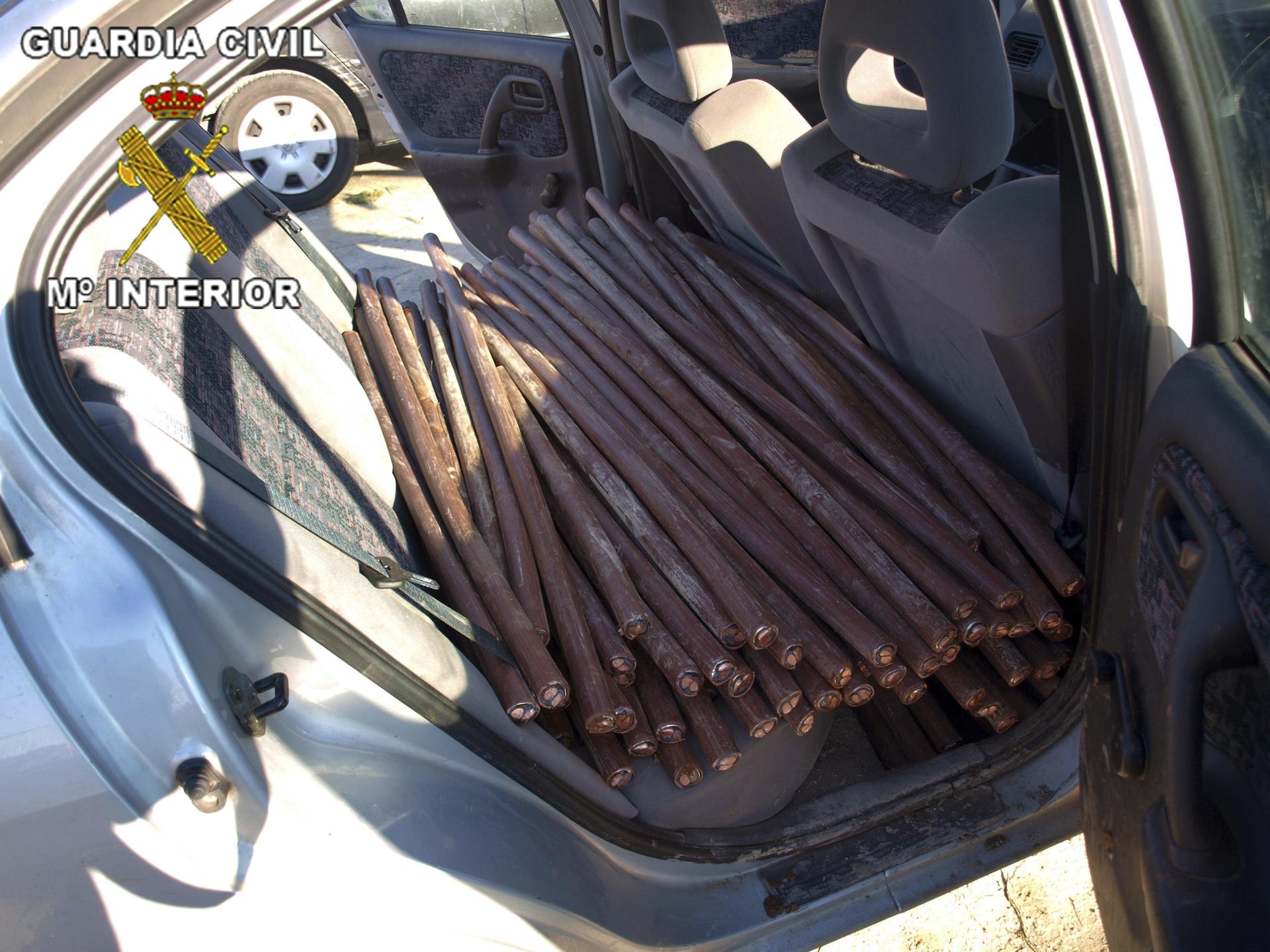 Fotografía de archivo facilitada por la Guardia Civil de la intervención de 2.500 kilos de cable de cobre robado, en su mayoría en las vías del AVE. EFE