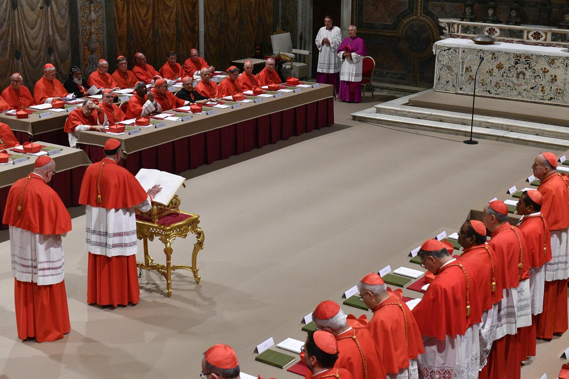 Un cardenal lee el juramento antes del comienzo del cónclave para elegir a un nuevo Papa en la capilla Sixtina en la Ciudad del Vaticano, 07 de mayo de 2025. (Papa, Cardenal) EFE/EPA/VATICAN MEDIA HANDOUT HANDOUT EDITORIAL USE ONLY/NO SALESHANDOUT EDITORIAL USE ONLY/NO SALES