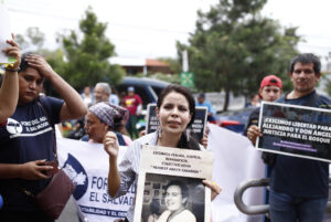 Varias personas protestan frente a un centro judicial este viernes, en Santa Tecla (El Salvador). EFE/ Rodrigo Sura