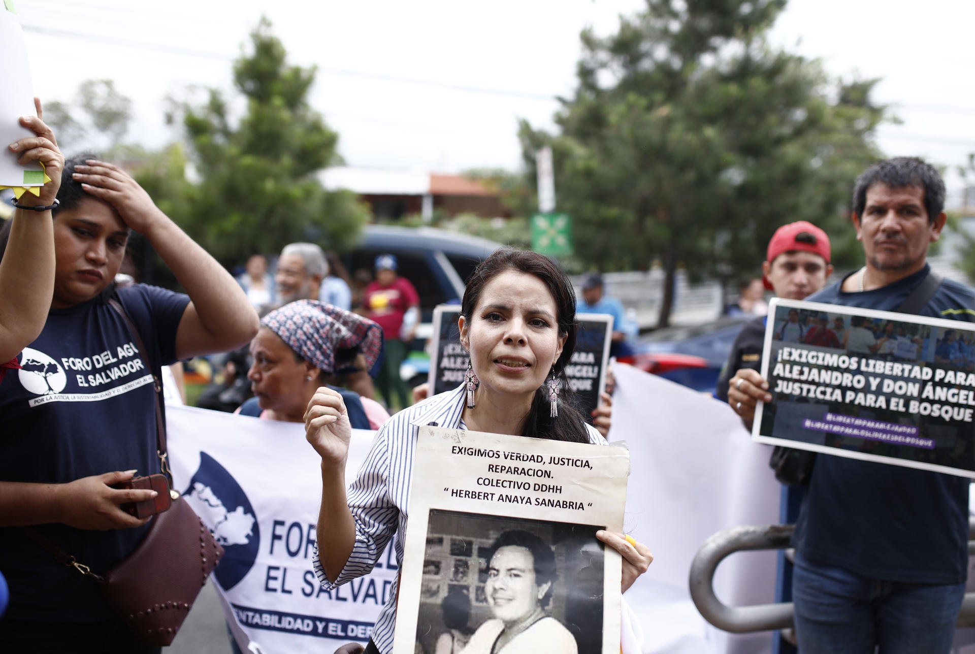 Varias personas protestan frente a un centro judicial este viernes, en Santa Tecla (El Salvador). EFE/ Rodrigo Sura