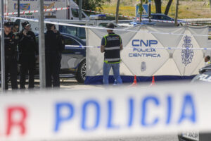La policía Nacional trabaja en el lugar donde un hombre de 52 años ha sido asesinado este miércoles tras recibir varios disparos frente al colegio Americano de Pozuelo de Alarcón (Madrid). EFE/ Borja Sanchez-Trillo