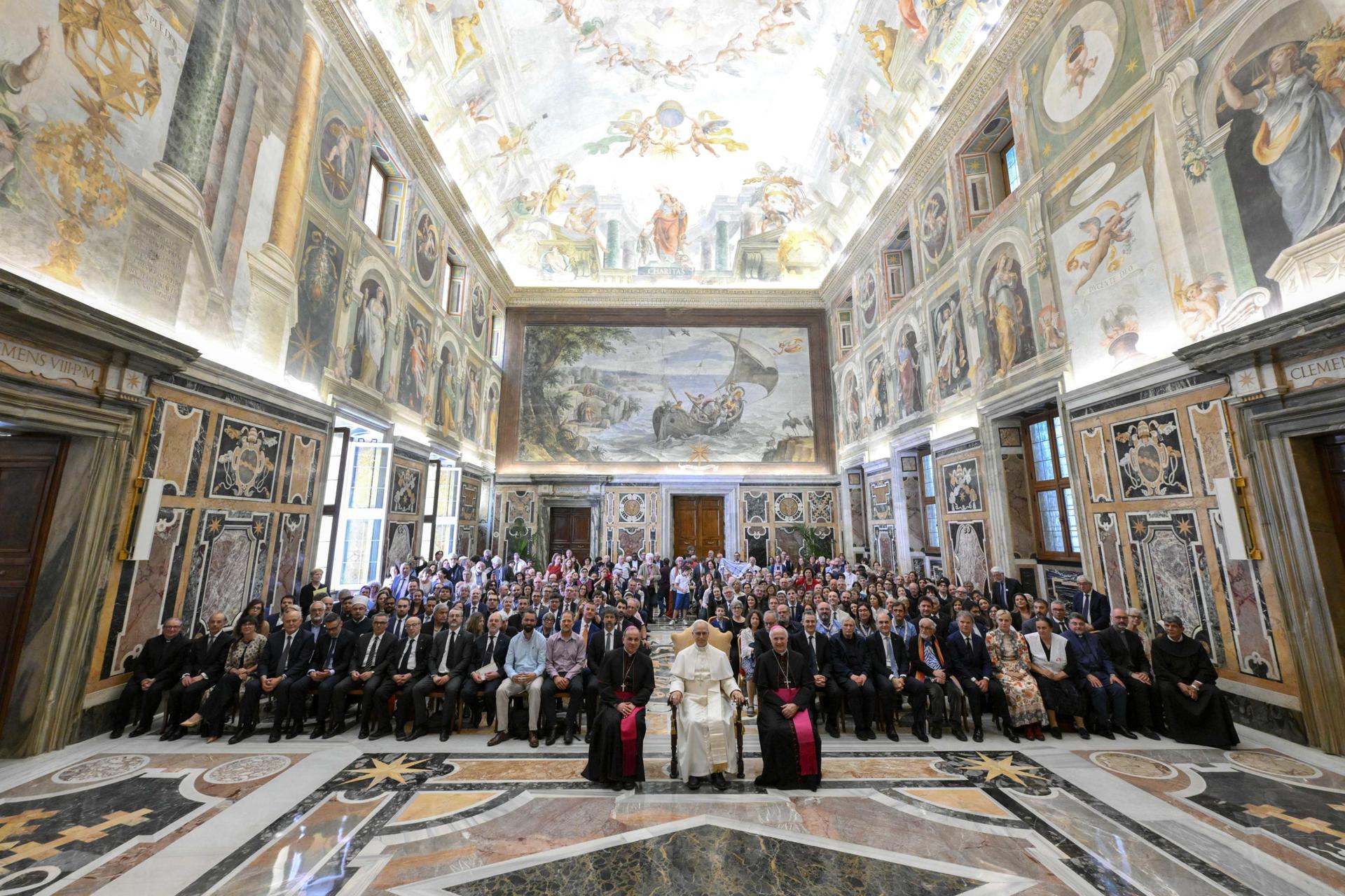 El papa León XIV asiste a una audiencia con participantes y representantes de movimientos pacifistas, en la Ciudad del Vaticano, el 30 de mayo de 2025. El papa dio la bienvenida a más de 300 representantes de asociaciones y movimientos que asistieron a la 'Arena de la Paz' del año pasado. EFE/EPA/VATICAN MEDIA HANDOUT USO EDITORIAL EXCLUSIVO/NO VENTAS
