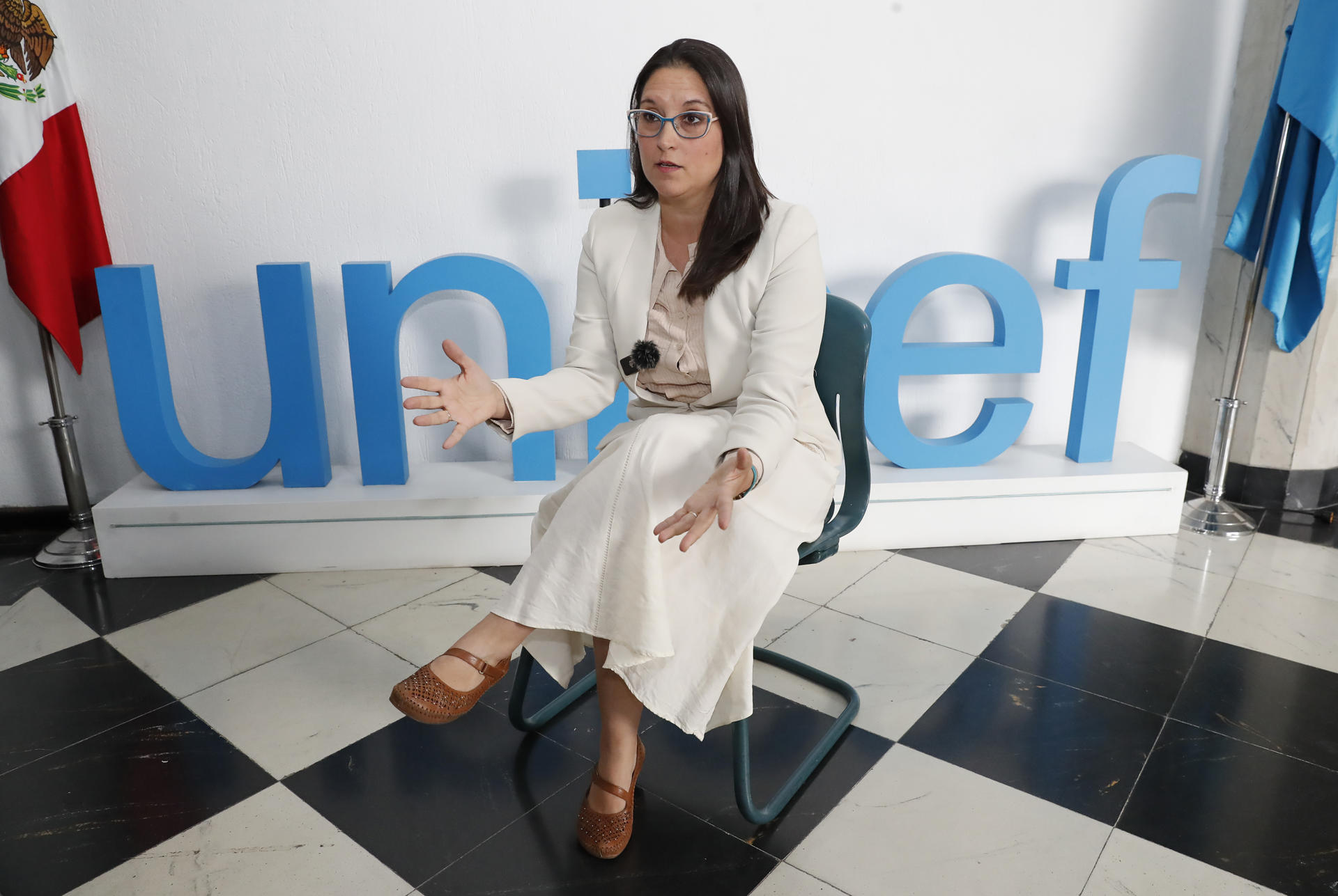 La jefa de Protección de la Infancia de Unicef en México, Rocío Aznar, habla durante una entrevista a EFE este martes, en Ciudad de México (México). EFE/ Mario Guzmán