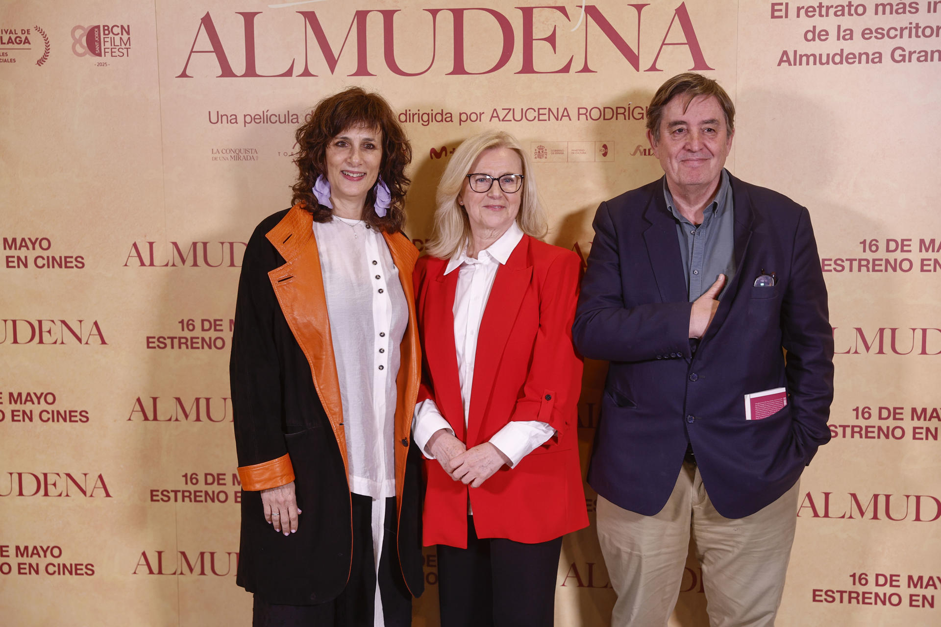 La directora del documental Azucena Rodríguez (c), el poeta y director de Instituto Cervantes, Luis García Montero (d), y la productora de la película posan en el preestreno de 'Almudena'. EFE/ Rodrigo Jiménez