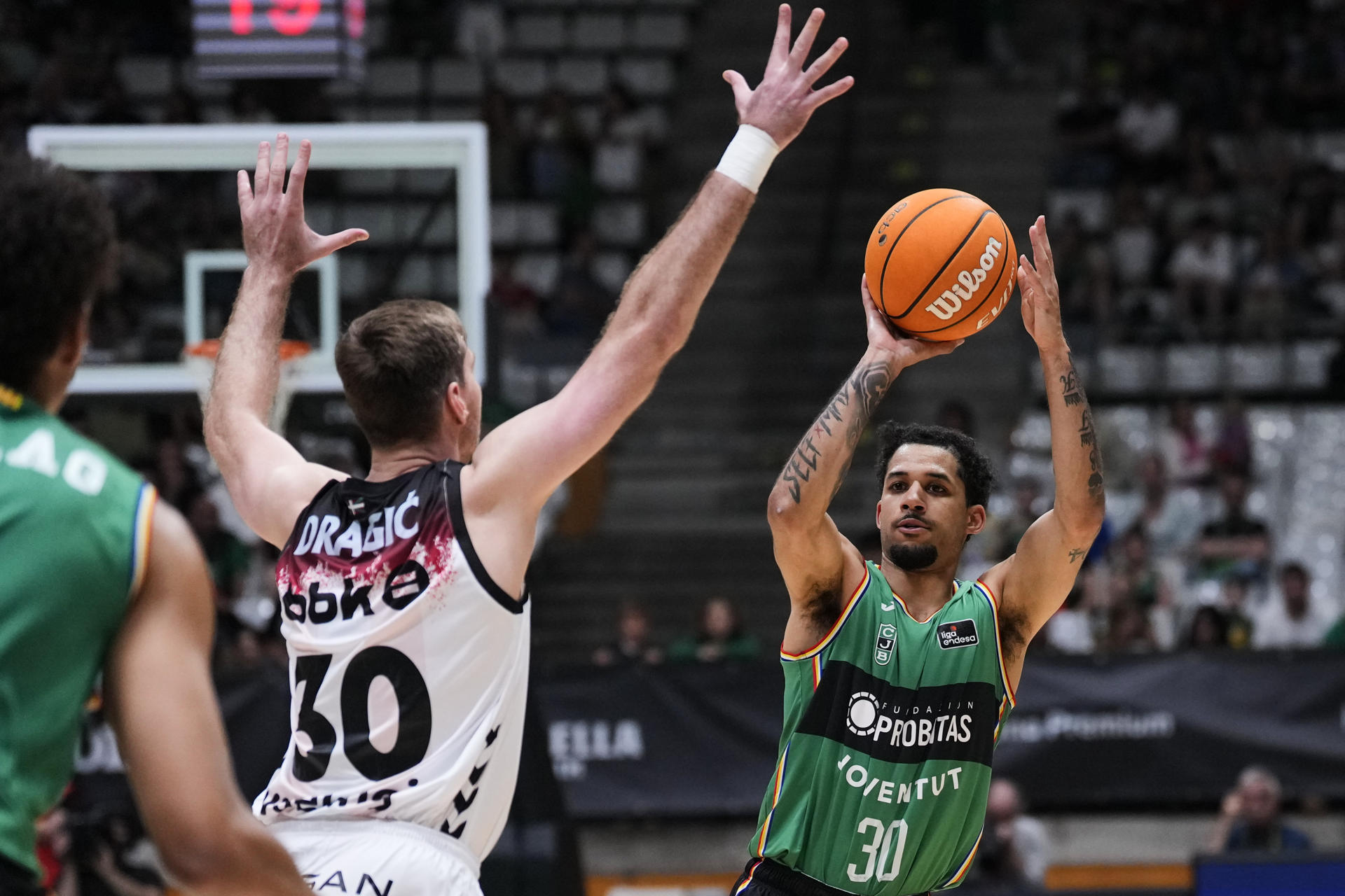 Kaissius Robertson (d) del Joventut ante Zoran Dragic del Bilbao Basket este sábado, durante el partido de Liga Endesa en el pabellón olímpico de Badalona. EFE/ Alejandro García
