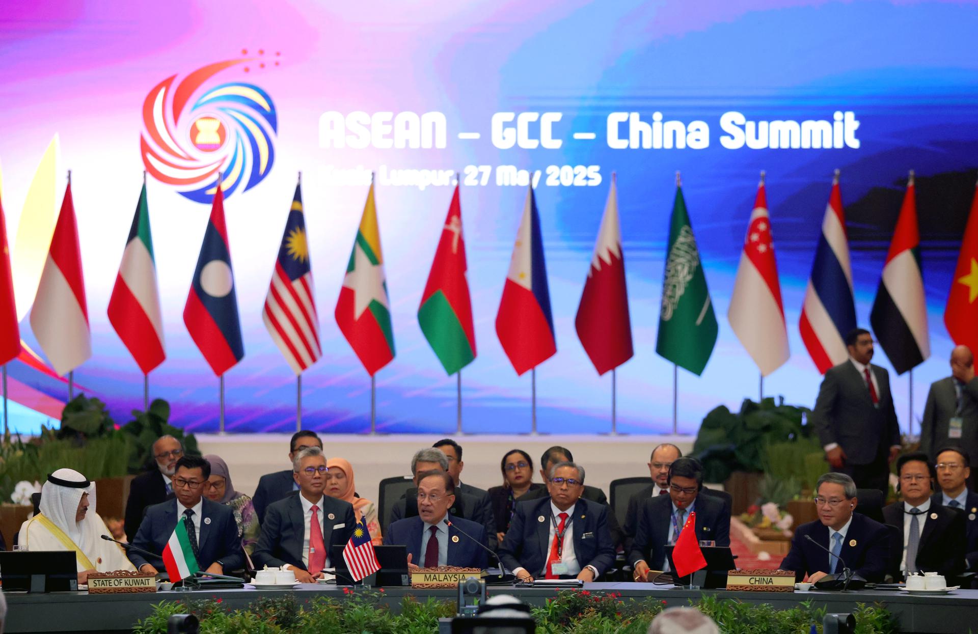 KUALA LUMPUR (Malaysia), 27/05/2025.- Malaysia's Prime Minister Anwar Ibrahim (4-L) delivers an opening speech as Kuwait's Crown Prince Sheikh Sabah Al-Khaled Al-Hamad Al-Sabah (L) and China's Premier Li Qiang (R) listen during the ASEAN-Gulf Cooperation Council (GCC)-China Summit following the 46th ASEAN summit in Kuala Lumpur, Malaysia, 27 May 2025. The inaugural trilateral summit takes place in Kuala Lumpur within the framework of the 46th Association of Southeast Asian Nations (ASEAN) summit. (Malasia) EFE/EPA/FAZRY ISMAIL

