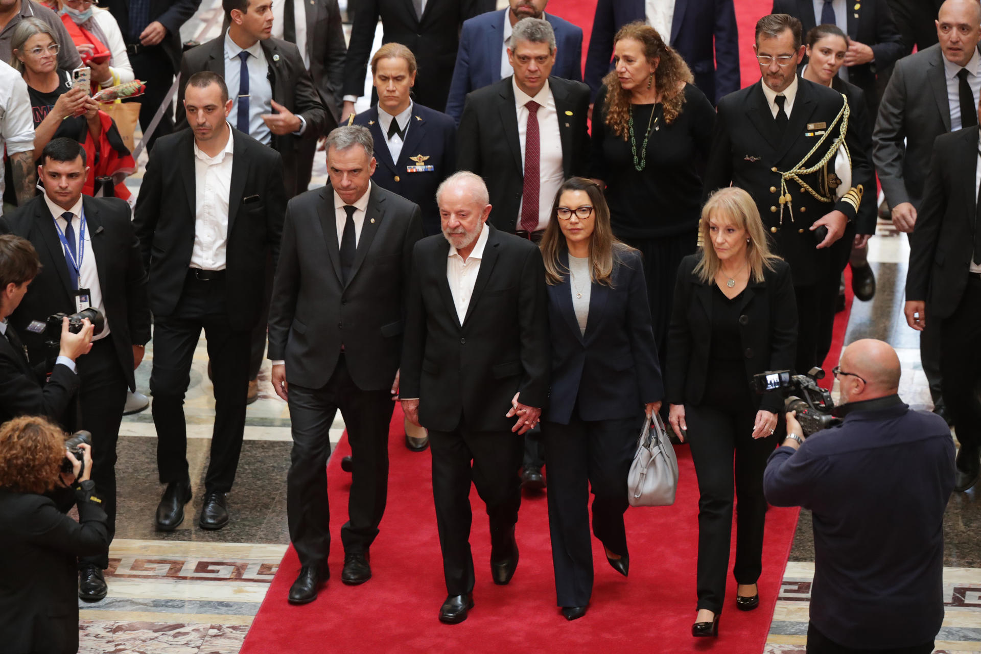Desde la izquierda el presidente de Uruguay, Yamadú Orsi; el presidente de Brasil, Luiz Inácio Lula da Silva; la primera dama de Brasil, Janja da Silva, y la vicepresidenta de Uruguay, Carolina Cosse, asisten al segundo día del velatorio del expresidente uruguayo José Mujica este jueves, en el Palacio Legislativo en Montevideo (Uruguay). EFE/ Raúl Martínez