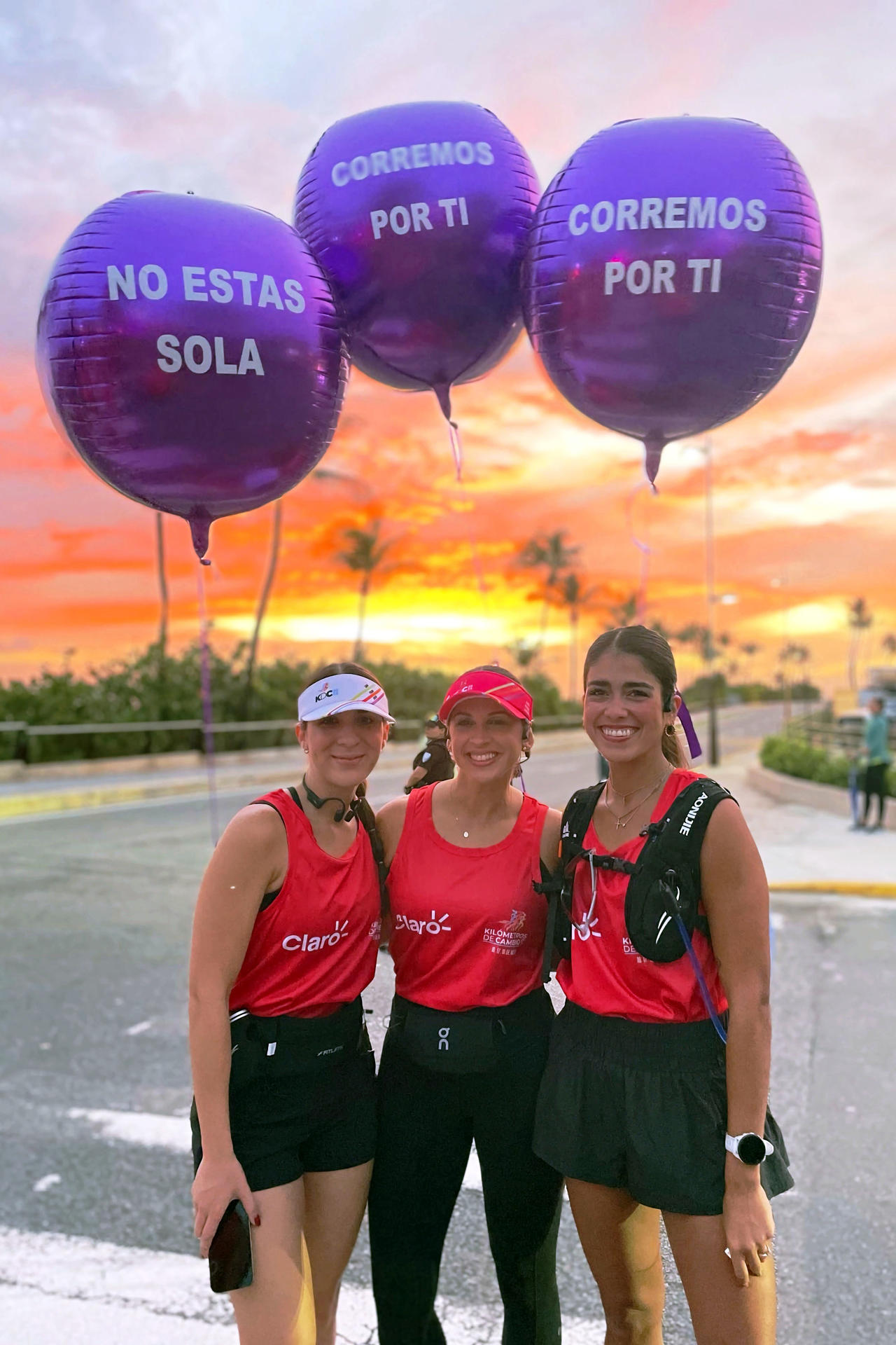 Tres personas participan en la carrera 'Kilómetros de Cambio en San Juan (Puerto Rico). EFE/ Jorge J. Muñiz