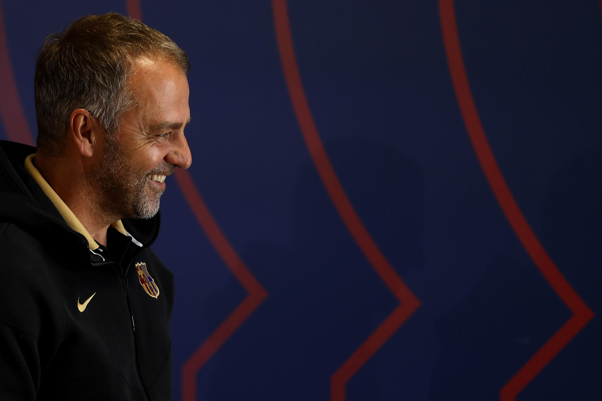 El entrenador del FC Barcelona, Hansi Flick, durante la rueda de prensa posterior al entrenamiento que el equipo azulgrana ha realizado en la ciudad deportiva Joan Gamper. EFE/Alberto Estévez