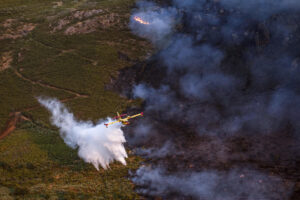 Un hidroavión en las labores de extinción de un incendio forestal, en una imagen de archivo. EFE// Brais Lorenzo