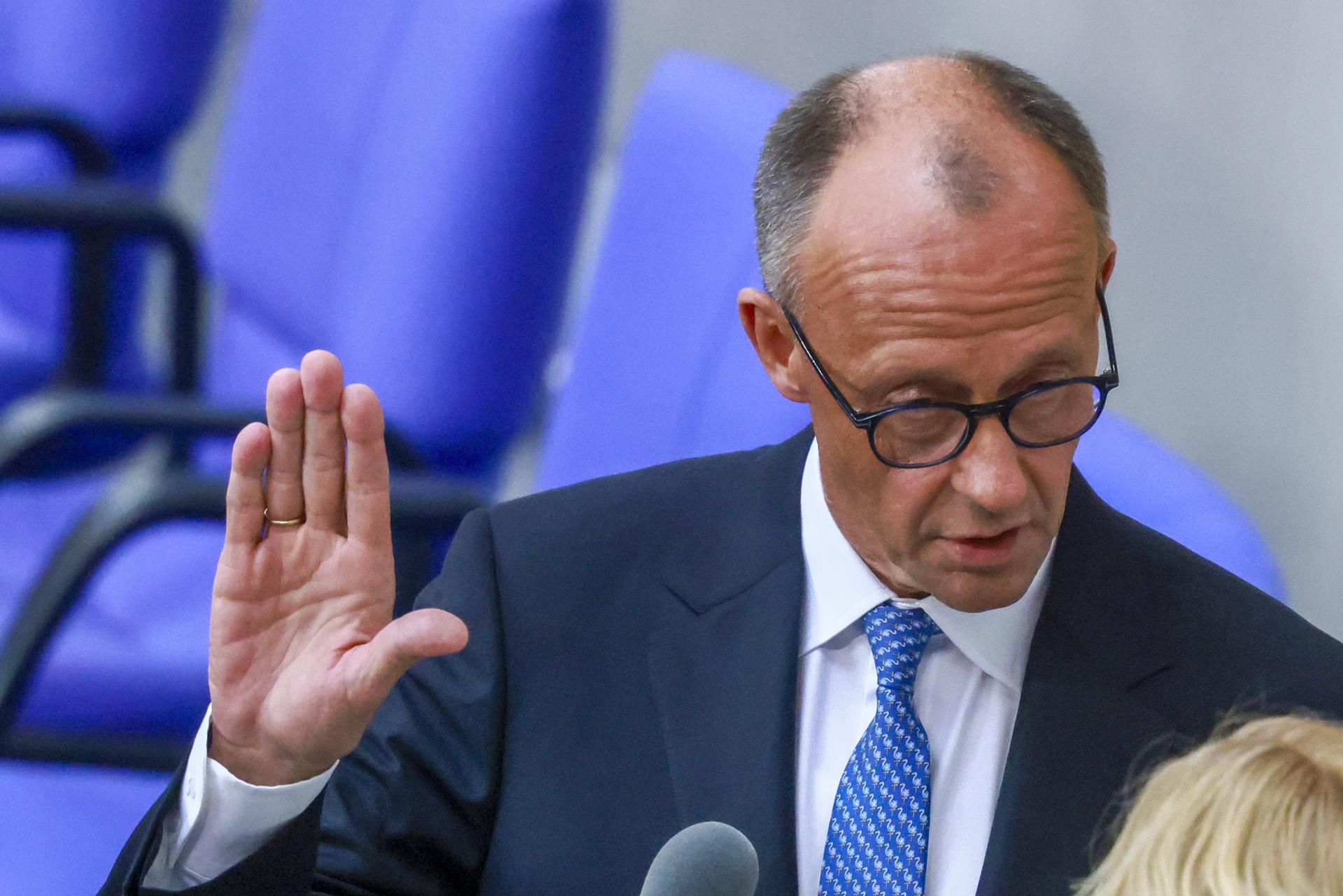 El canciller alemán Friedrich Merz presta juramento en el Bundestag en Berlín, Alemania, el 06 de mayo de 2025. Se espera que el nuevo gobierno alemán se forme entre los partidos de la Unión de la Unión Demócrata Cristiana (CDU) y la Unión Social Cristiana (CSU) y el socio de coalición el Partido Socialdemócrata (SPD). (Alemania) EFE/EPA/HANNIBAL HANSCHKE