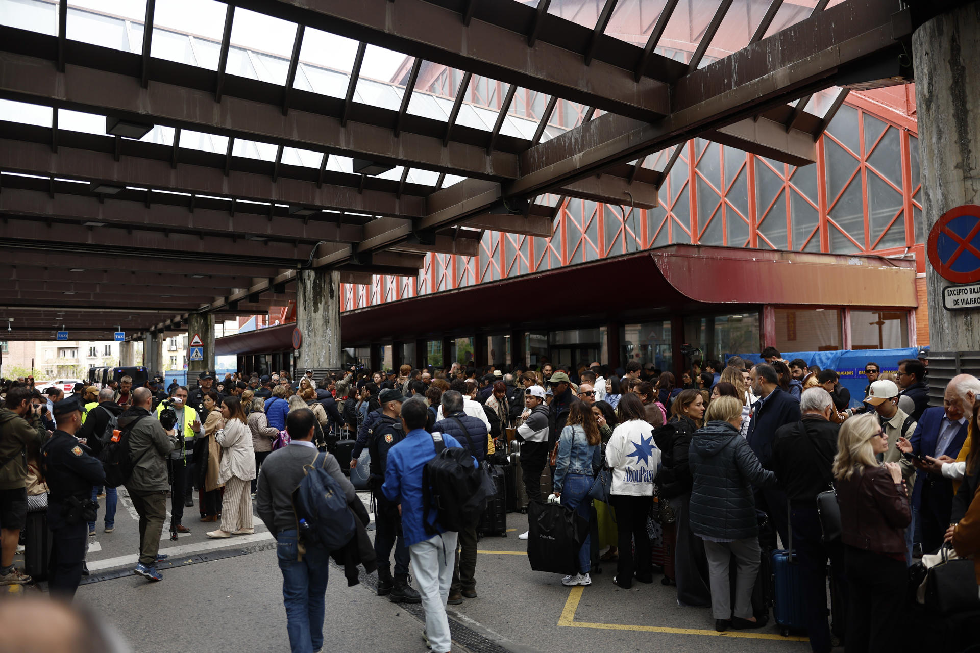 Viajeros en la Estación de Tren de Atocha este lunes tras verse afectado el servicio de alta velocidad por un robo de cable. EFE/ Rodrigo Jiménez