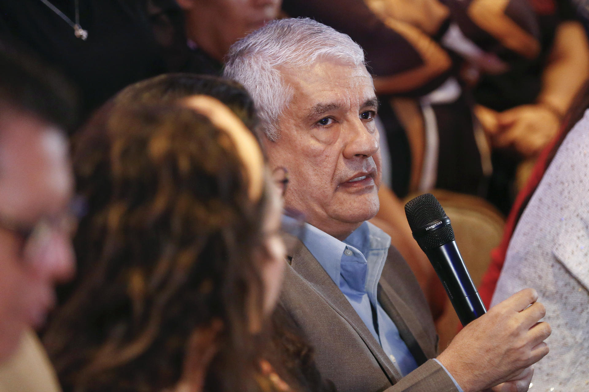 El director de Litigio Estratégico de Cristosal, Abraham Ábrego (c), habla en una conferencia de prensa en San Salvador. EFE/ Rodrigo Sura