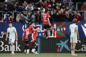 El delantero croata de Osasuna Ante Budimir (d) celebra con sus compañeros su gol, segundo del equipo navarro, durante el encuentro correspondiente a la jornada 36 de LaLiga EA Sports entre el Osasuna y el Atlético de Madrid este jueves en el Sadar, Pamplona. EFE/ Jesús Diges