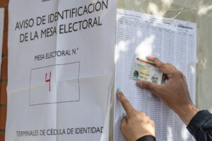 Una persona ubica su mesa electoral en un centro de votación este domingo, en Maracaibo (Venezuela). EFE/ Henry Chirinos