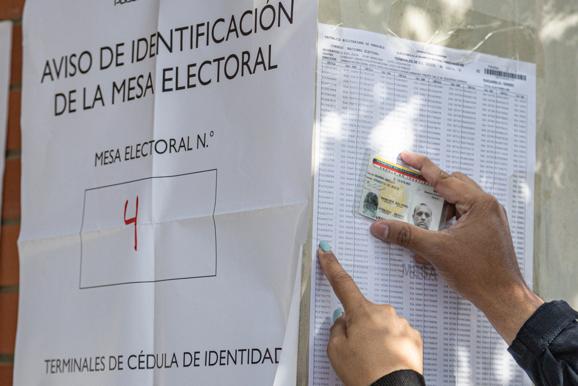 Una persona ubica su mesa electoral en un centro de votación este domingo, en Maracaibo (Venezuela). EFE/ Henry Chirinos
