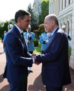 - Una imagen facilitada por la Oficina de Prensa Presidencial Turca muestra al presidente turco, Recep Tayyip Erdogan (derecha), dando la bienvenida al primer ministro español, Pedro Sánchez (izquierda), antes de su reunión en Estambul, Turquía, el 23 de mayo de 2025. El primer ministro español se reúne con Erdogan en Estambul para discutir la situación en Gaza, en medio de la creciente presión sobre Israel, así como las perspectivas de paz en Ucrania. (España, Turquía, Ucrania, Estambul) EFE/EPA/OFICINA DE PRENSA PRESIDENCIAL TURCA DISTRIBUCIÓN SOLO PARA USO EDITORIAL/NO VENTAS