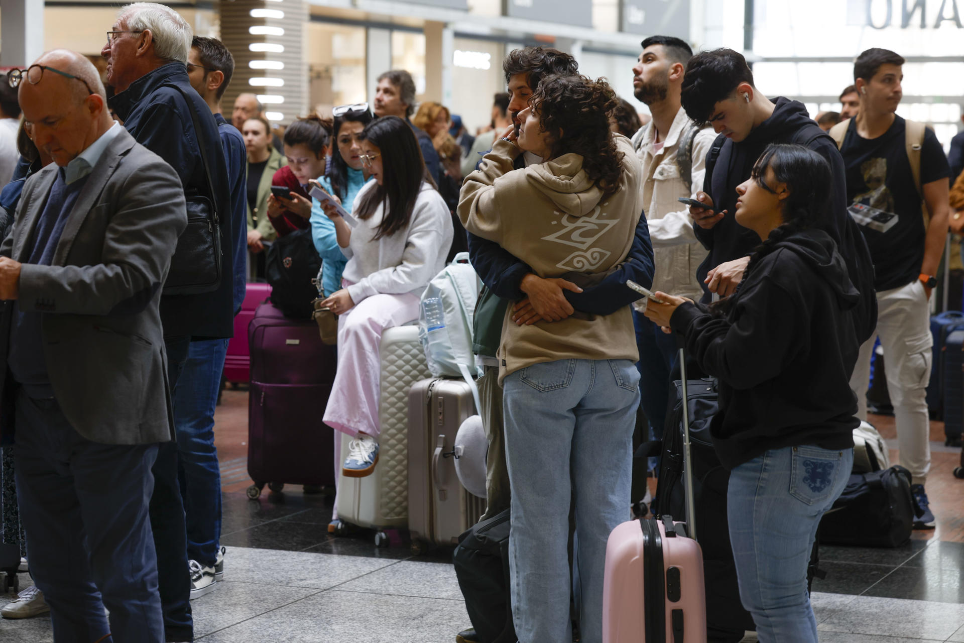 Viajeros aguardan en la Estación María Zambrano de Málaga la reanudación del servicio de alta velocidad este lunes tras el robo de cable en cuatro puntos de la provincia de Toledo que ha dejado miles de pasajeros afectados. EFE/Jorge Zapata