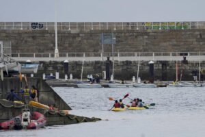 Piragüistas en el puerto deportivo de Gijón este miércoles. EFE/Paco Paredes