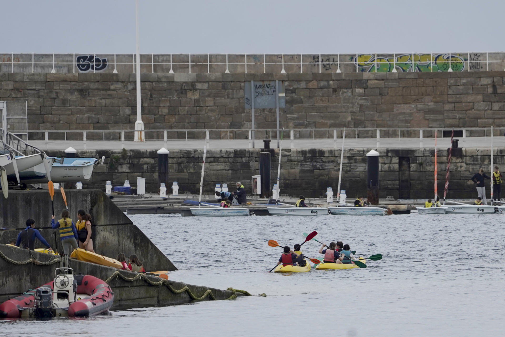Piragüistas en el puerto deportivo de Gijón este miércoles. EFE/Paco Paredes