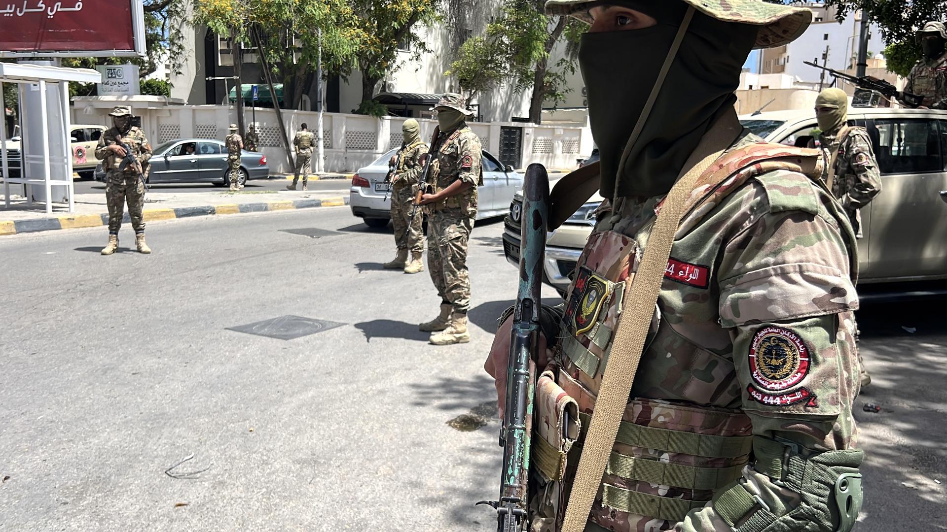 Las fuerzas de seguridad libias montan guardia en un puesto de control tras los enfrentamientos nocturnos en Trípoli, Libia, 13 de mayo de 2025. Los enfrentamientos en la capital libia han dejado al menos seis muertos, según el Centro de Apoyo y Medicina de Urgencias de Libia. (Libia) EFE/EPA/STRINGER
```