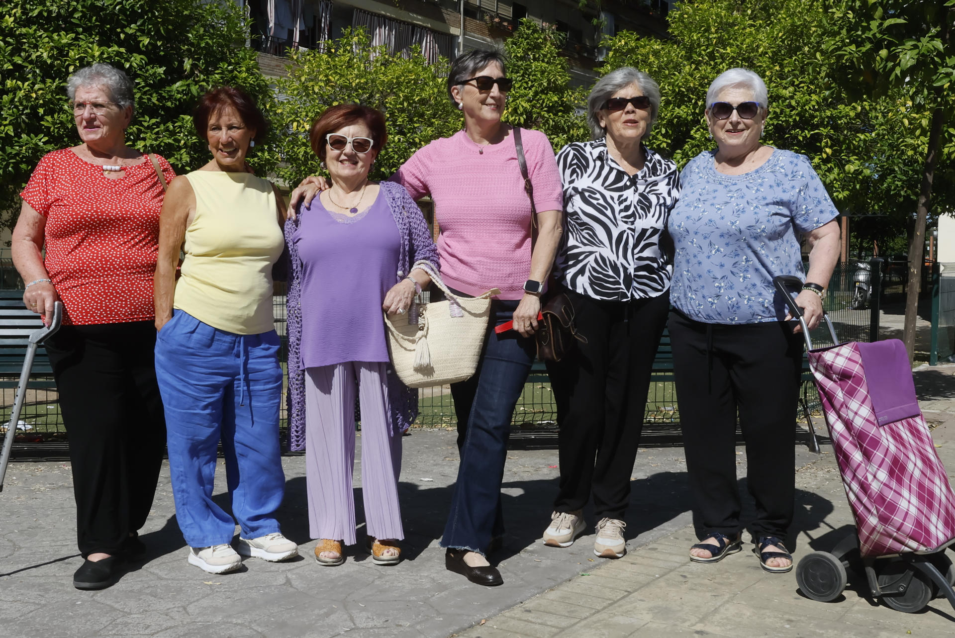 (De izq a dch) Victoria Ropero, Maribel Cruces, Toñi Vidal, Julia Gutiérrez, Nati Asuero y Maricarmen Hinojosa, algunas de las mujeres protagonistas del documental de Movistar Plus+, 'Ellas en la ciudad', que narra a través de sus testimonios la vida cuando llegaron a barrios de la periferia de Sevilla, desde la perspectiva de género la transformación de las ciudades en los últimos 50 años.EFE/José Manuel Vidal