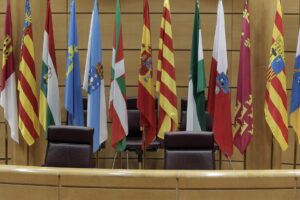 Imagen de archivo de las banderas de las comunidades autónomas en una Conferencia de Presidentes. EFE/JuanJo Martín