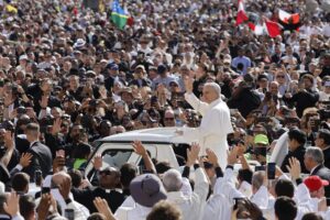 El papa León XIV saluda a los fieles cuando llega en el papamóvil a la Plaza de San Pedro, Ciudad del Vaticano, el 18 de mayo de 2025. EFE/EPA/FABIO FRUSTACI