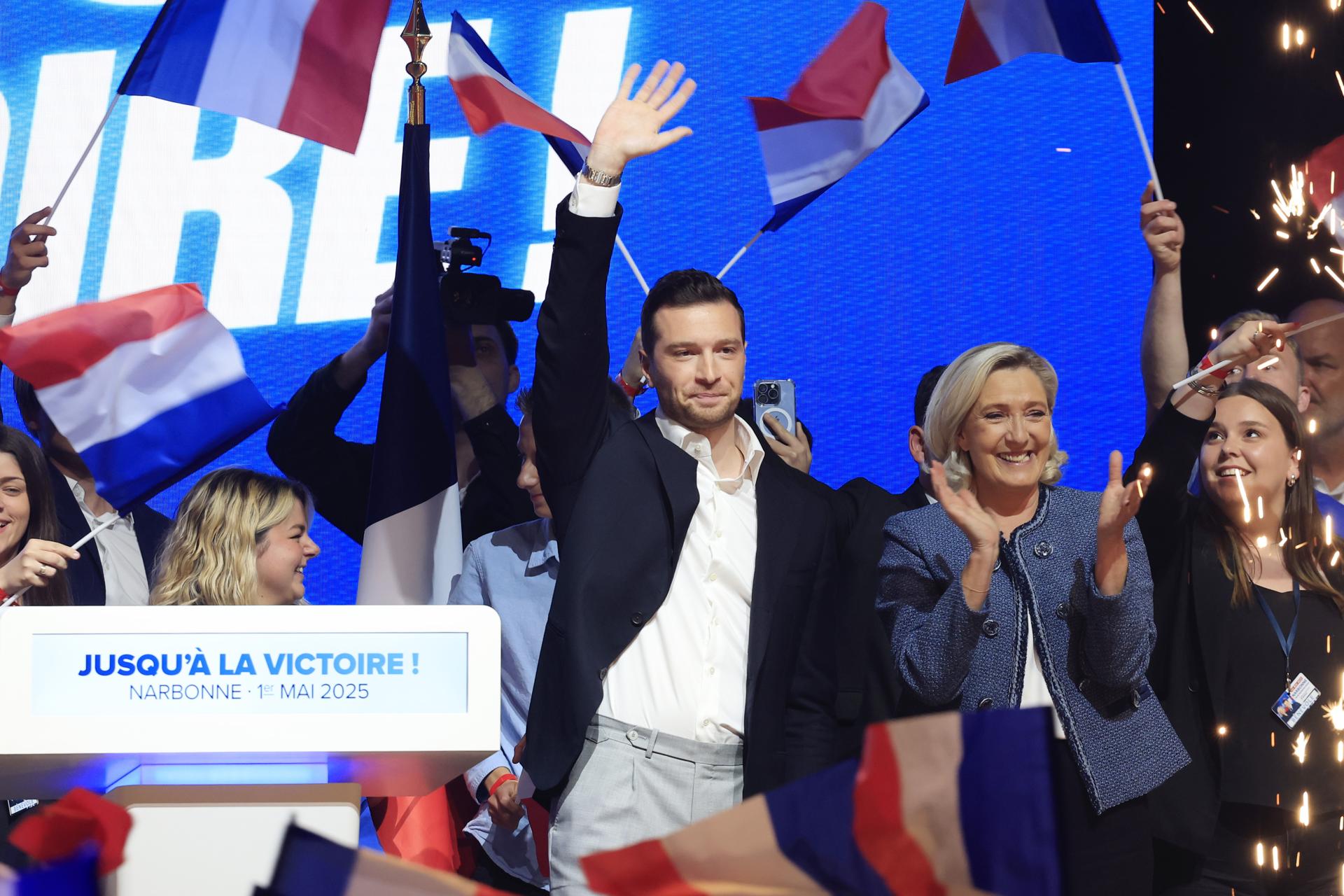 Los líderes de la extrema derecha francesa, Marine Le Pen y Jordan Bardella, durante un mitin por el Primero de Mayo en Narbona (Francia). EFE/EPA/GUILLAUME HORCAJUELO