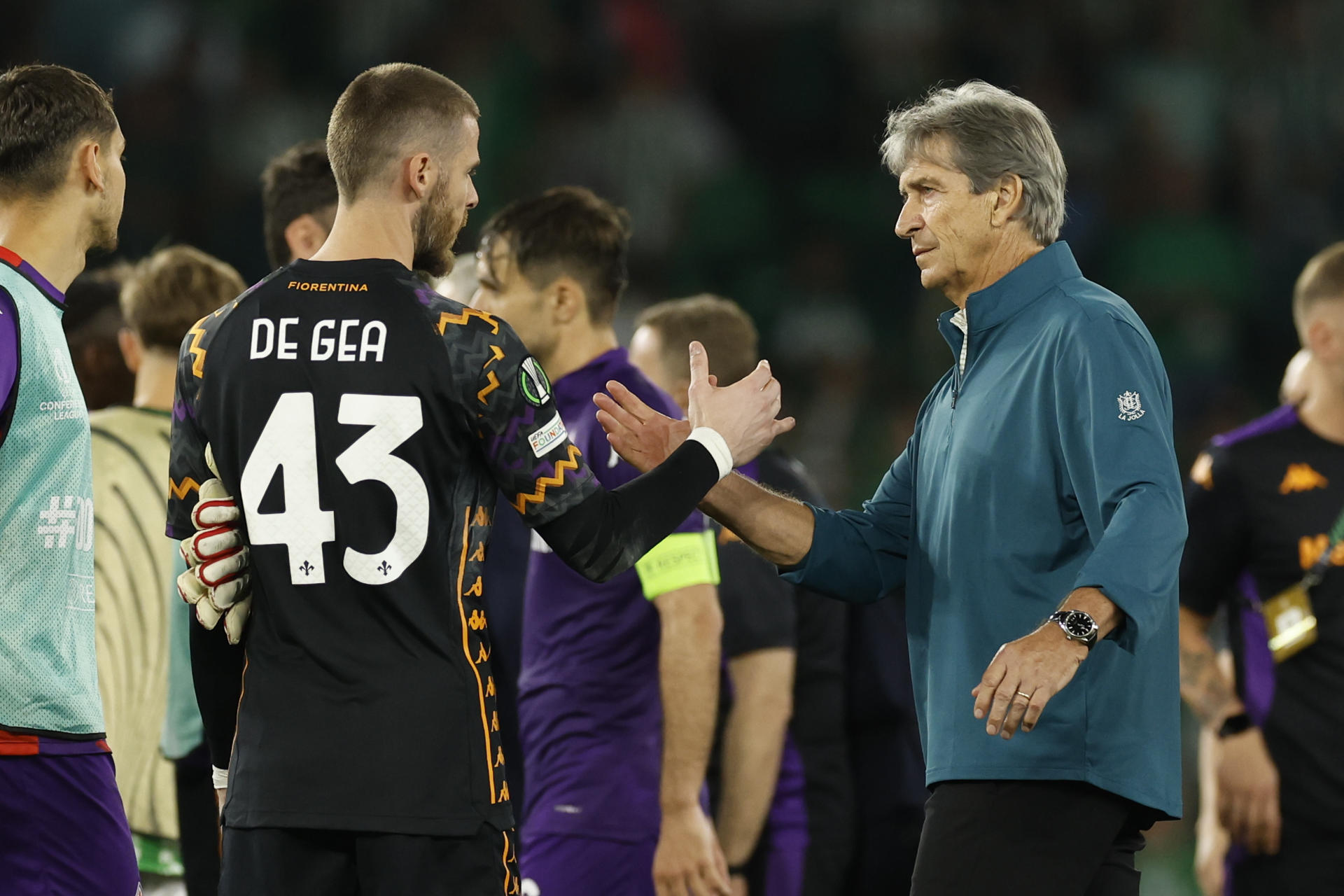 Pellegrini saluda a David De Gea al término del partido. EFE/Julio Muñoz