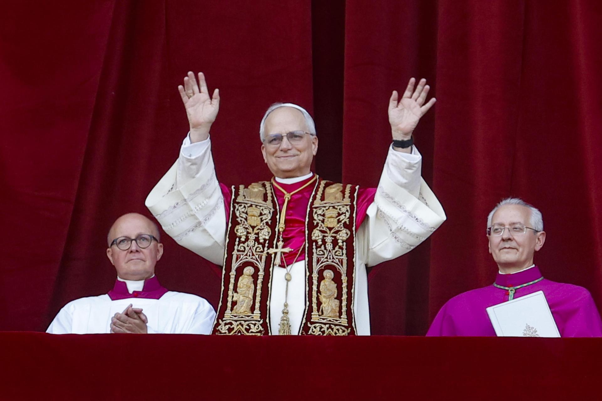 nuevo papa León XIV, el cardenal estadounidense Roberto Francisco Prevost, bendice a los fieles EFE/EPA/FABIO FRUSTACI
