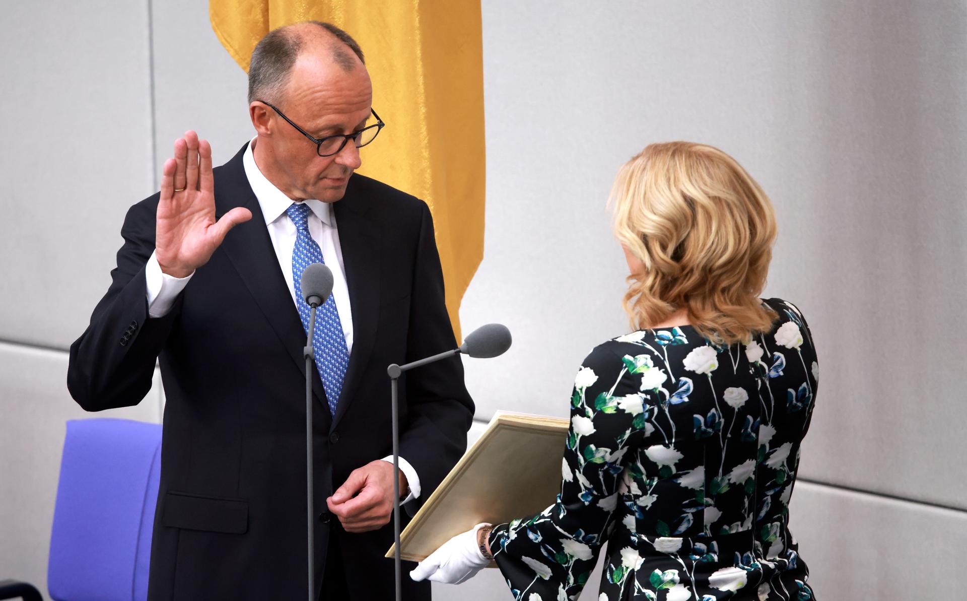 El canciller alemán Friedrich Merz (I) jura el cargo al ser juramentado por la presidenta del Parlamento alemán, Julia Kloeckner (D), en el Bundestag de Berlín, Alemania, el 6 de mayo de 2025. Se espera que el nuevo gobierno alemán se forme entre los partidos de la Unión de la Unión Demócrata Cristiana (CDU) y la Unión Social Cristiana (CSU) y el socio de coalición Partido Socialdemócrata (SPD). (Alemania) EFE/EPA/CLEMENS BILAN