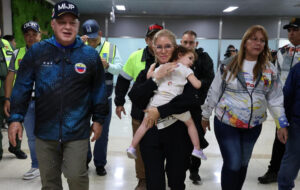 Fotografía tomada de la cuenta en X @ConElMazoDando del ministro de Interior de Venezuela, Diosdado Cabello (i), donde se ve a Cabello (i) junto a la primera dama de Venezuela, Cilia Flores (c), con la niña Maikelys Espinoza este miércoles, en el aeropuerto Simón Bolívar en Maiquetía (Venezuela). EFE/ @ConElMazoDando /SOLO USO EDITORIAL/ SOLO DISPONIBLE PARA ILUSTRAR LA NOTICIA QUE ACOMPAÑA (CRÉDITO OBLIGATORIO)