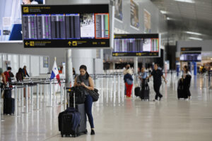 Personas esperan este martes, en el Aeropuerto Internacional de Tocumen en Ciudad de Panamá (Panamá). EFE/ Bienvenido Velasco