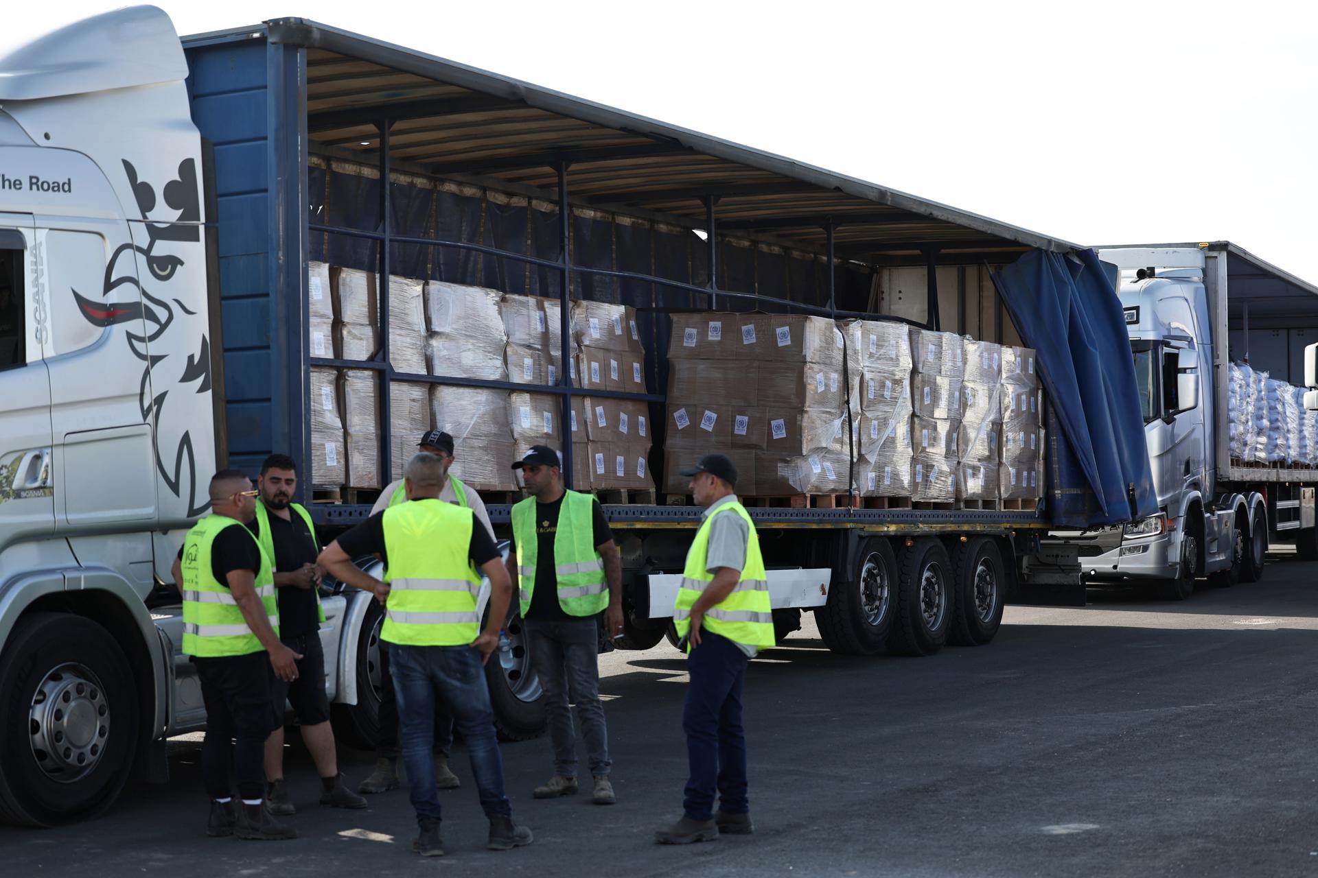 Camiones que transportan ayuda esperan para entrar en la Franja de Gaza en el cruce de Kerem Shalom, en el sur de Israel, 22 de mayo de 2025. Según la ONU, medio millón de personas, o una de cada cinco personas en la Franja, se enfrentan a la inanición, mientras que toda la población de la Franja de Gaza sigue enfrentándose a un riesgo crítico de hambruna tras 19 meses de conflicto, desplazamiento masivo y severas restricciones a la ayuda humanitaria. EFE/EPA/ATEF SAFADI