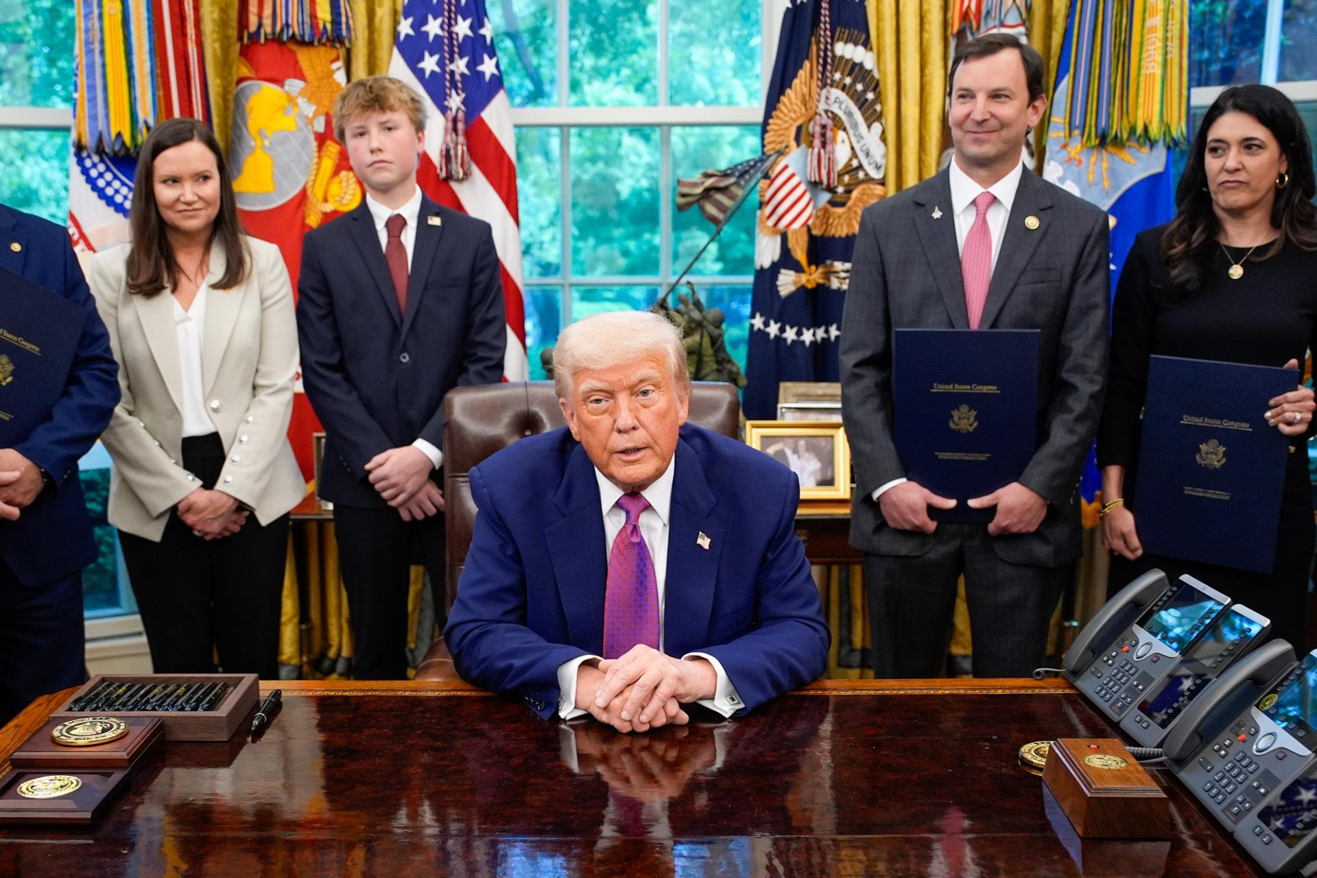 El presidente de EE.UU., Donald Trump, habla ante la prensa en la Oficina Oval de la Casa Blanca en Washington DC (EE.UU.). EFE/EPA/Yuri Gripas / POOL