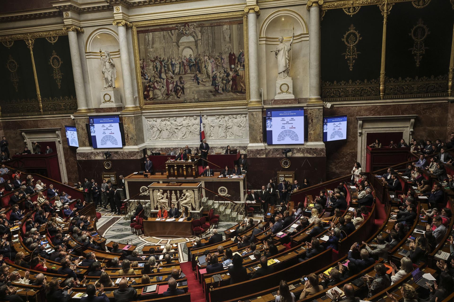 Una pantalla muestra el resultado de la votación durante la votación del proyecto de ley de cuidados paliativos y de apoyo en la Asamblea Nacional francesa, en París, Francia, el 27 de mayo de 2025. El parlamento francés adoptó los proyectos de ley sobre cuidados paliativos y de apoyo, y el derecho a la muerte asistida. (Francia) EFE/EPA/TERESA SUAREZ