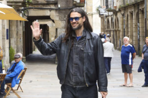 El cineasta Oliver Laxe pasea este lunes por las calles de Santiago antes de la rueda de prensa posterior al pase de su película, 'Sirat', que se alzó con el premio del Jurado en el último Festival de Cannes. EFE/ Xoán Rey
