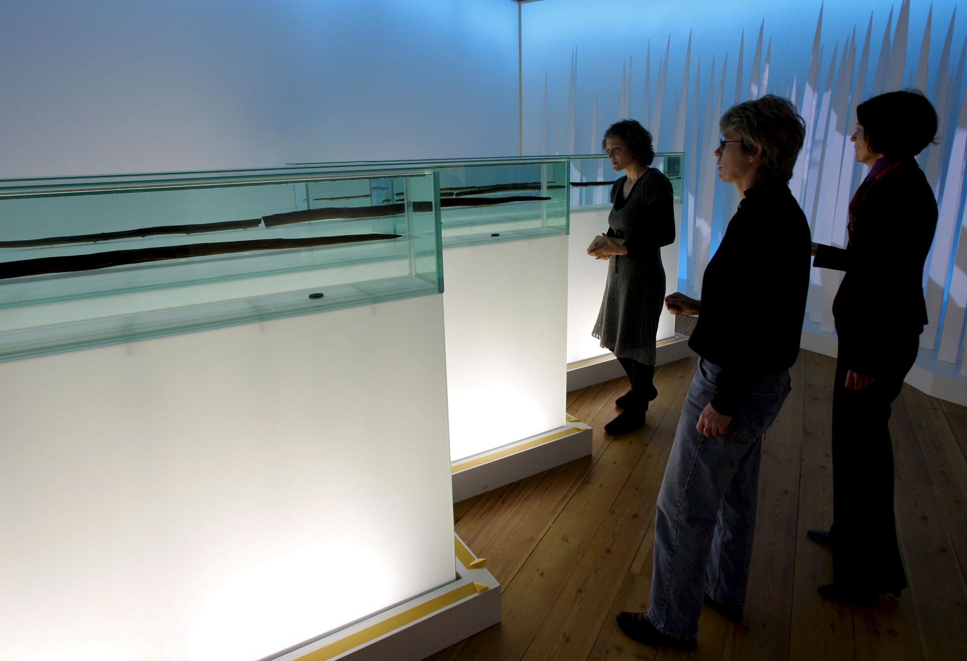 Imagen de archivo de empleadas del museo Landesmuseum contemplando diversas obras incluidas en la muestra 'The Schoningen Spears', en Braunschweig, Alemania, entre cuyas piezas estaban ocho lanzas consideradas como las armas de caza completas más antiguas del mundo. EFE/Peter Steffen