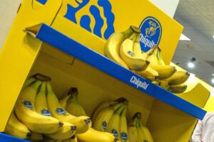Fotografía de archivo de un stand con productos de la multinacional bananera "Chiquita", en Miami (FL, EE.UU.). EFE/Giorgio Viera
